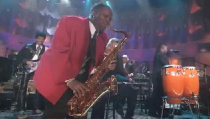 Andrew Woolfolk sul palco durante la cerimonia del 2000 per la Rock and Roll Hall of Fame