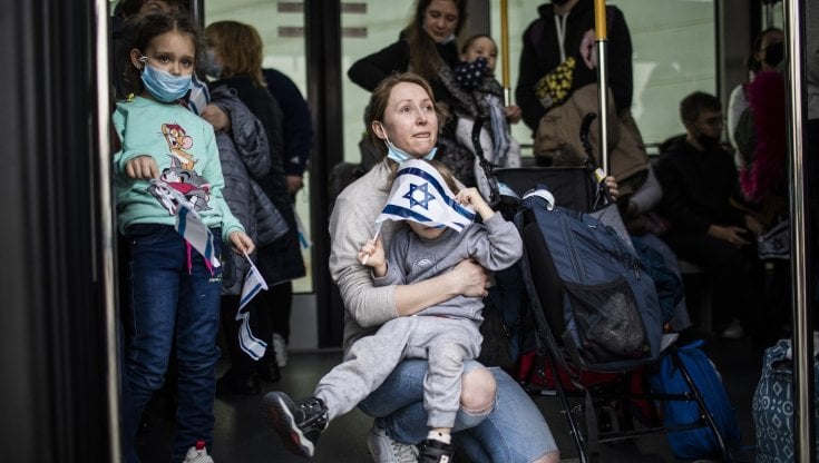 Una rifugiata ebrea ucraina in arrivo all'aeroporto di Tel Aviv con il figlio