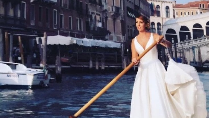 Gioia Monti il giorno del suo matrimonio: ha portato in gondola il suo futuro marito per i canali di Venezia
