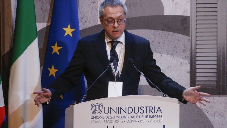 Bonomi: "Le imprese non hanno spazio per l'aumento dei salari". Ma l'Istat avverte: "Rischio perdita di 5 punti di potere di acquisto nel 2022"