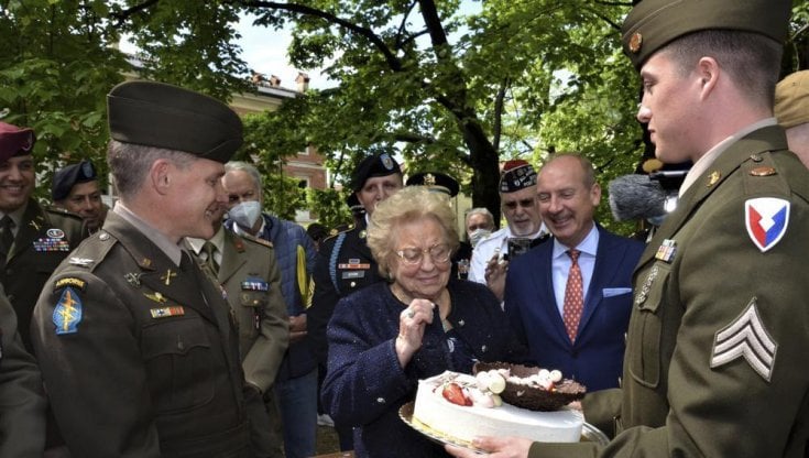 Vicenza, i soldati Usa donano una torta di compleanno alla donna a cui fu rubata 77 anni fa