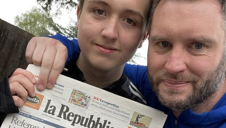 Kian Deacey, ora 14enne, accanto al padre Liam con la copia di Repubblica del 3 maggio 2016