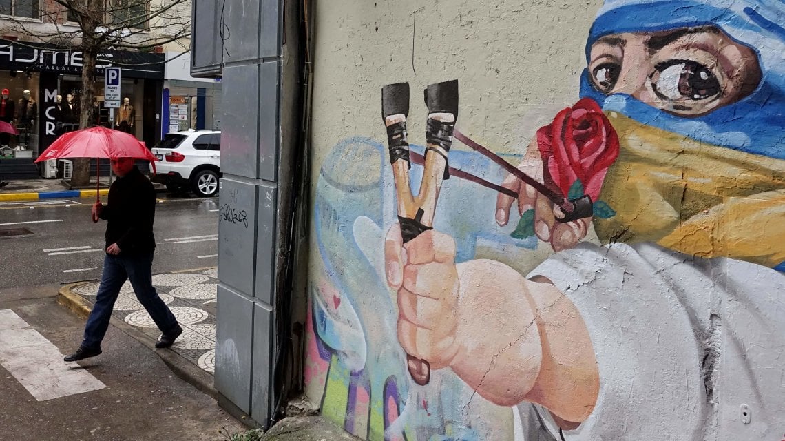 Tirana, Albania. Murale "Ucraina" dell'artista di strada Franko Dine. Foto di GENT SHKULLAKU/AFP