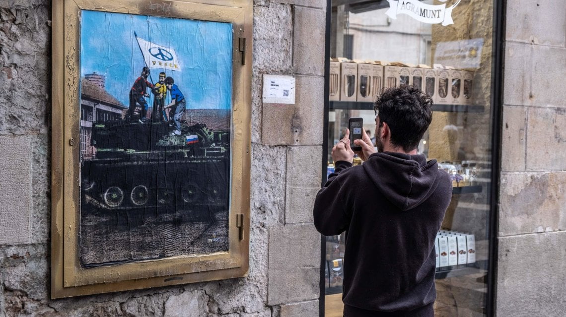 Barcellona, Spagna. Nuovo collage dell'artista TvBoy. Foto di Paco Freire/SOPA
