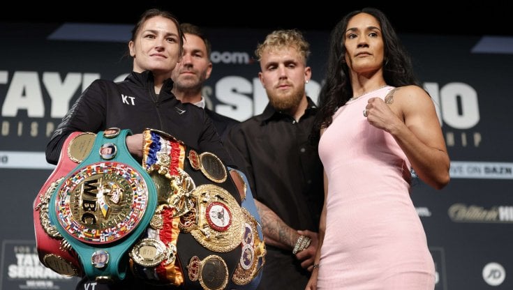 Katie Taylor e Amanda Serrano. Sullo sfondo i promoter Eddie Hearn e Jake Paul