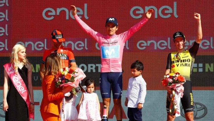 Richard Carapaz esulta sul podio finale di Verona