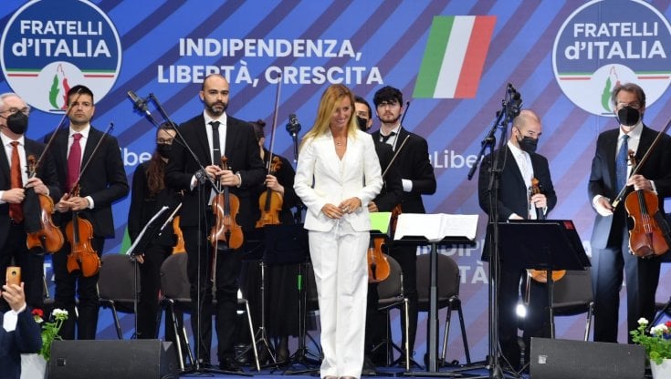 Beatrice Venezi dirige l'orchestra de "I virtuosi italiani" nella giornata conclusiva della convention di Fdi a Milano
