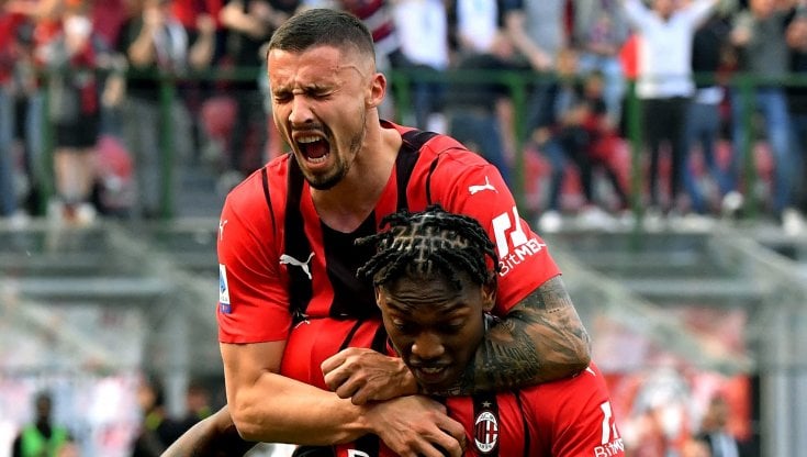 Leao festeggiato da Krunic dopo il gol