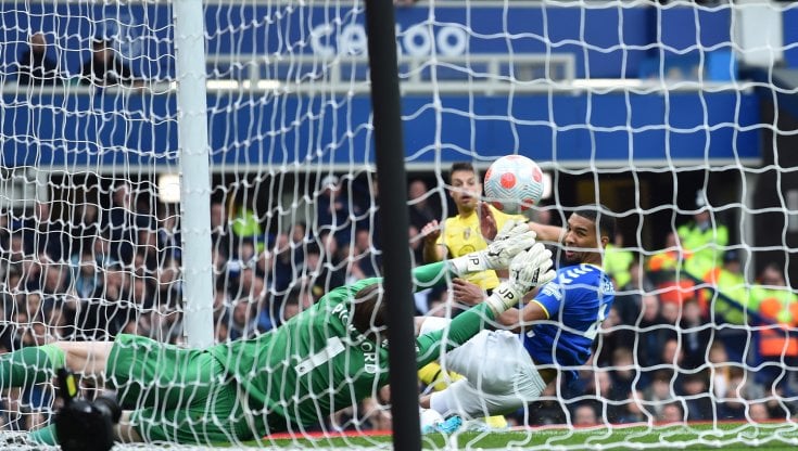 Everton-Chelsea: il salvataggio di Pickford su Azpilicueta