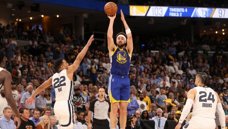 Klay Thompson al tiro durante Memphis-Golden State
