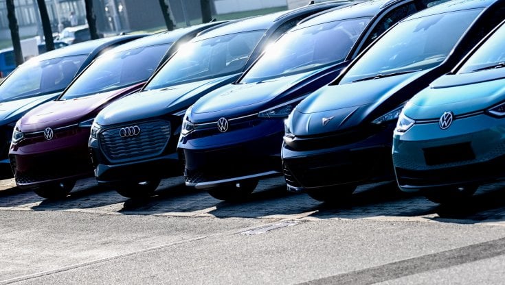 Il mercato auto italiano tocca livelli balneari: ad aprile immatricolazioni sotto quota 100 mila
