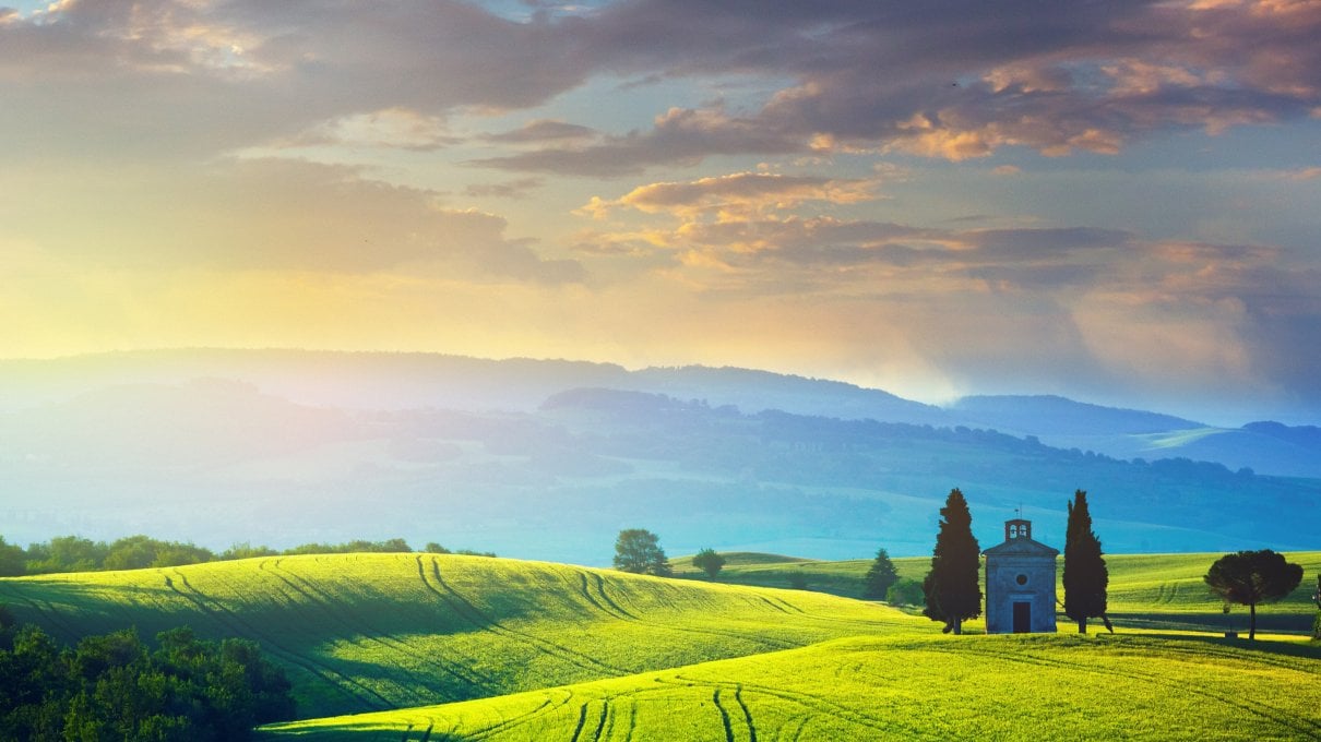 Terre di Siena, il Medioevo perfetto. Dove l'architettura &egrave; "ci&ograve; che il luogo si aspetta"