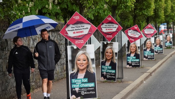 Manifesti elettorali del Sinn Fein a Belfast, Irlanda del Nord