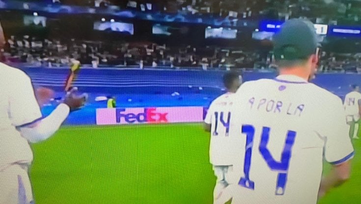I giocatori del Real Madrid con la maglia "A por la 14"