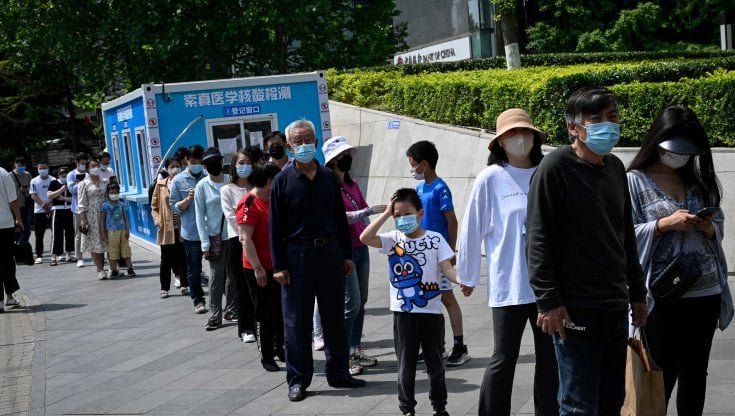 Covid, quasi 5 mila nuovi casi a Shanghai, altri 42 a Pechino 