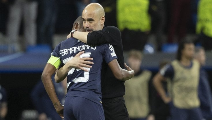 Pep Guardiola abbraccia Fernandinho dopo la partita con il Real Madrid