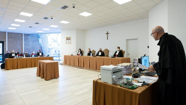 Vaticano, lo scandalo del Palazzo di Londra. Parla Becciu: "Il Papa mi disse di essere accusato di peculato"