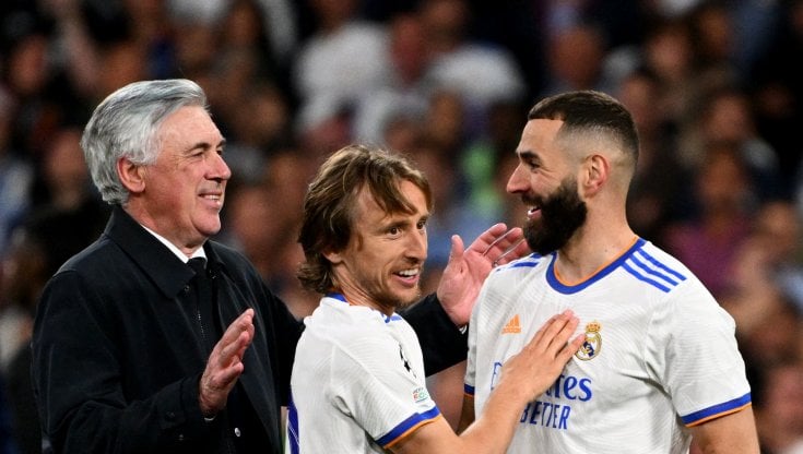 Ancelotti con Modric e Benzema dopo l'impresa del Real in semifinale