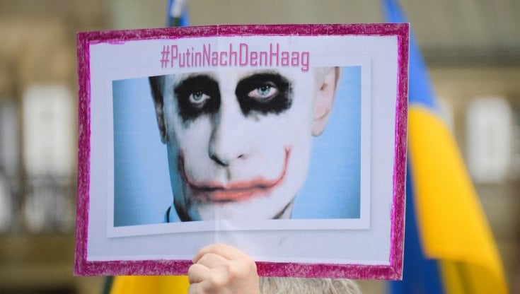 Il cartello &ldquo;Putin all&rsquo;Aia&rdquo; issato durante una protesta all'Aia