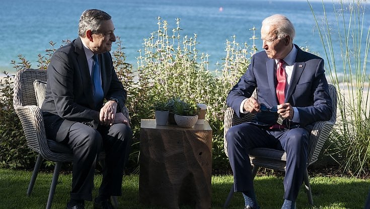 Il presidente del Consiglio , Mario Draghi con il presidente Usa Joe Biden al G7 di Carbis Bay (Gran Bretagna) nel giugno scorso
