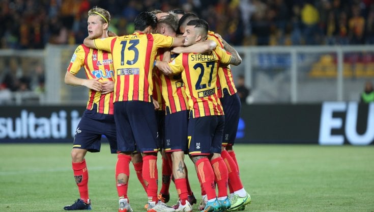 L'esultanza dei giocatori del Lecce dopo il gol al Pordenone