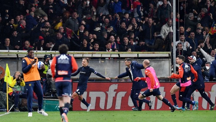 Criscito esulta dopo aver realizzato il rigore della vittoria