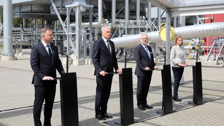 Da sinistra: il presidente polacco Andrzej Duda, il lituano Gitanas Nauseda, il lettone Egils Levits e la commissaria all'Energia Kadri Simson all'inaugurazione