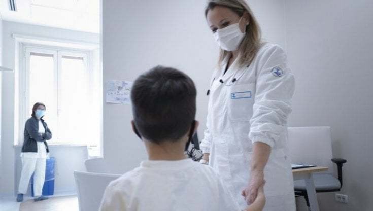 Epatite  acuta nei bambini, è allarme negli Usa: "Già  109 casi". Le autorità: "Le mascherine al chiuso in ambienti pubblici potrebbero aiutare"