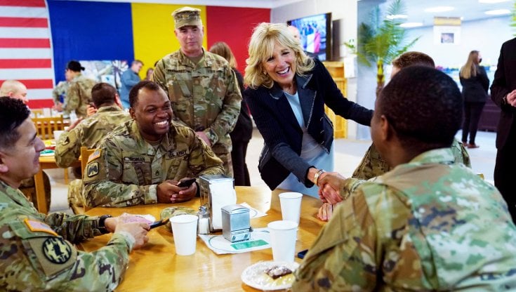 La first lady Usa, Jill Biden,in visita alla base aerea di Mihail Kogalniceanu, Romania