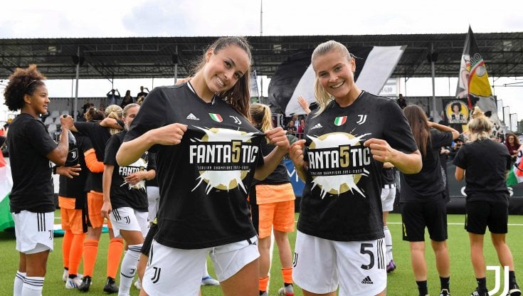 La festa della giocatrici della Juventus (foto profilo twitter Juventus)
