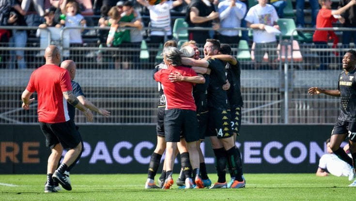 Johnsen festeggiato dai compagni dopo il gol