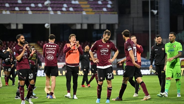 La delusione dei giocatori della Salernitana al termine della partita con il Cagliari
