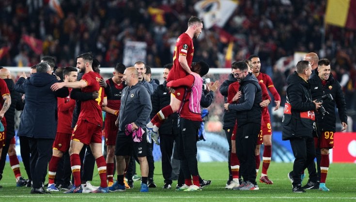I giocatori della Roma festeggiano la qualificazione alla finale di Conference League