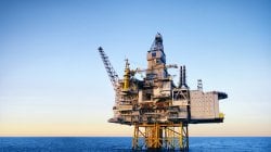 "Il petrolio uccide il pianeta e finanzia la guerra. L'autonomia energetica è il faro che ci guiderà"