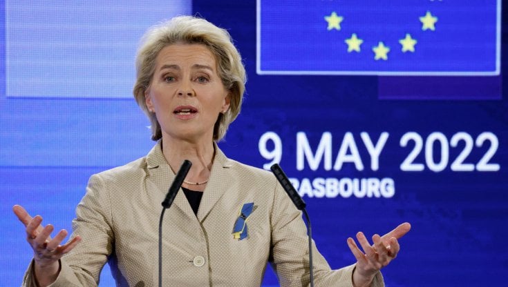Von der Leyen e Macron aprono alla modifica dei trattati Ue: "L'unanimità in settori chiave non ha più senso"