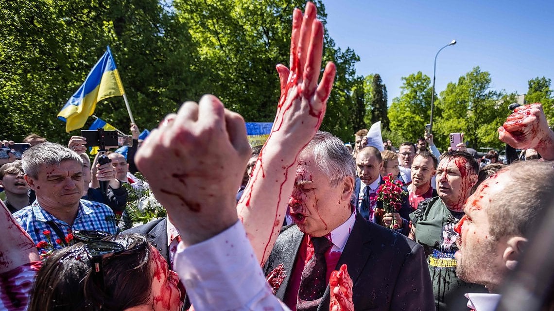 L'ambasciatore russo Sergey Andreev aggredito a Varsavia durante una protesta. 9 maggio 2022 (Foto di Wojtek RADWANSKI / AFP)