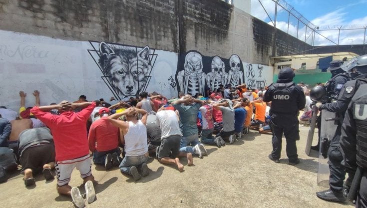 Rivolta in carcere in Ecuador, scoppia la violenza delle gang: 43 morti, 108 detenuti evasi 