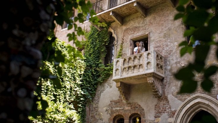 Verona, troppi turisti il Comune ora vuole espropriare il cortile di Giulietta