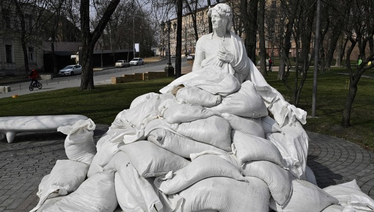 La statua di Dante a Kiev protetta da sacchi di sabbia