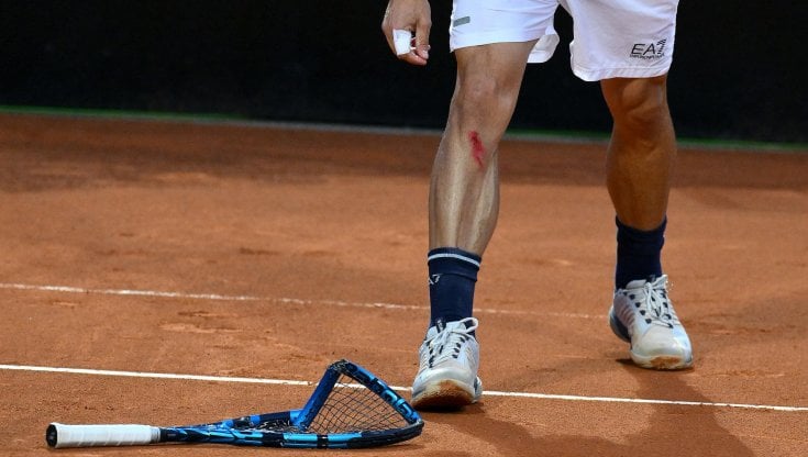 La racchetta rotta da Fabio Fognini durante il match contro Sinner