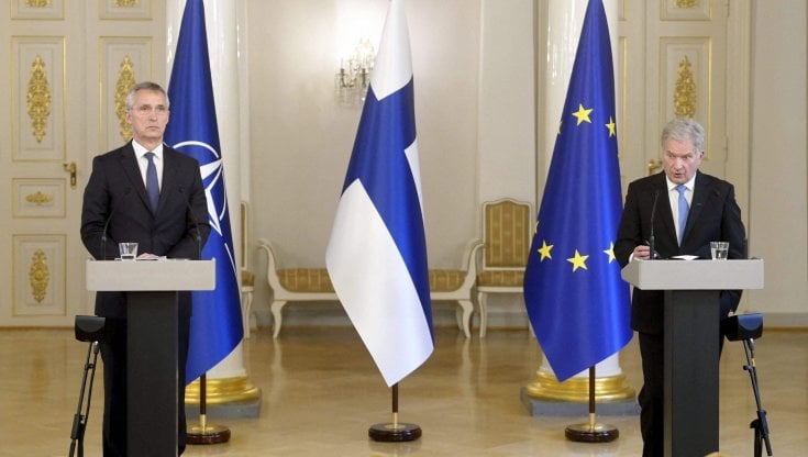 Il segretario generale della Nato Jens Stoltenberg in un vertice col presidente finlandese Sauli Niinisto