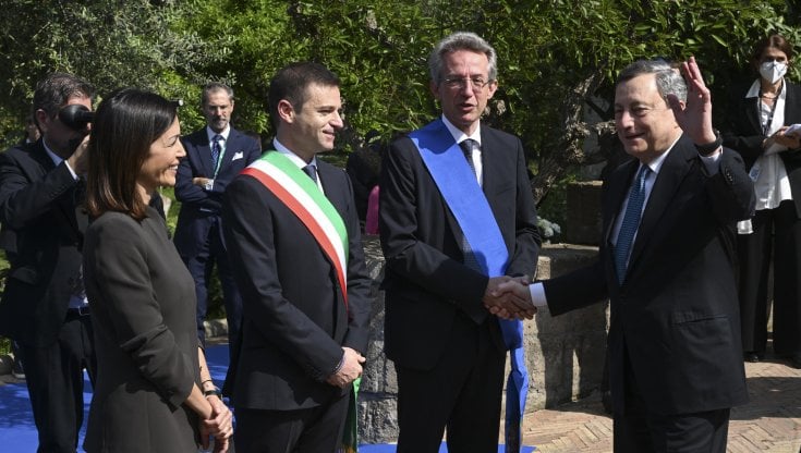 Il presidente del Consiglio Draghi al Forum di Sorrento, con il ministro per il Sud Mara Carfagna, il sindaco della citt&agrave; Massimo Coppola e quello di Napoli Manfredi