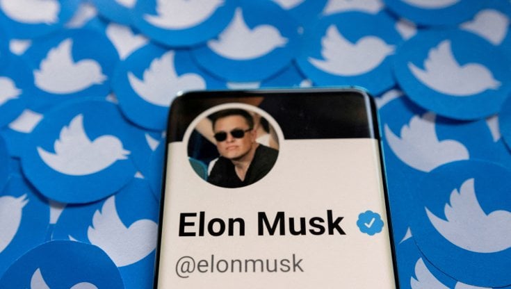 Twitter, retromarcia di Musk sull'acquisto: "Accordo momentaneamente sospeso". Crolla il titolo