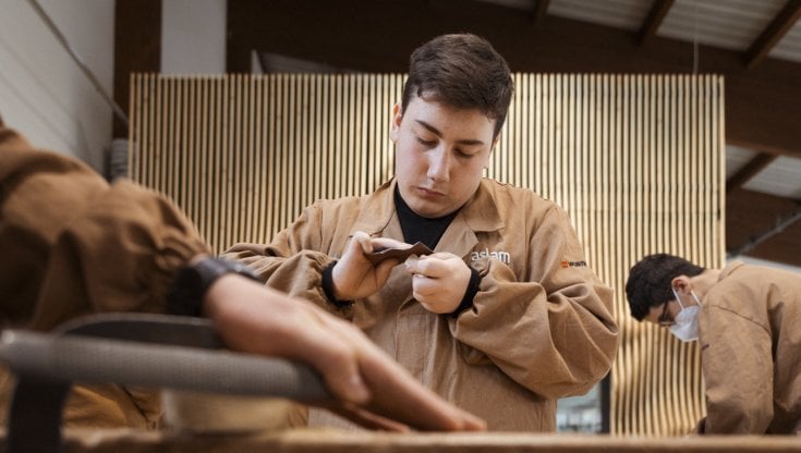 Alcuni studenti del primo anno del percorso in Operatore del legno mentre lavorano in falegnameria (foto Ilaria Dalla Casa)
