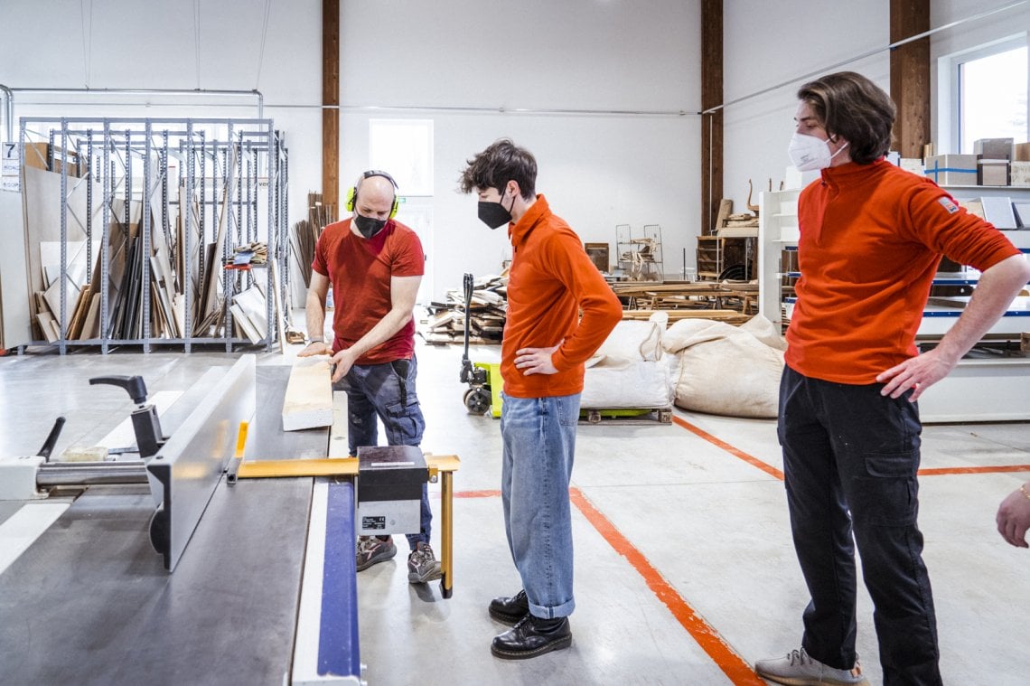 Docenti e studenti dell&rsquo;Its in Progettazione e industrializzazione del prodotto nel laboratorio del Polo formativo (foto Ilaria Dalla Casa)