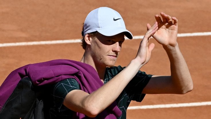 Jannik Sinner saluta il pubblico del Foro