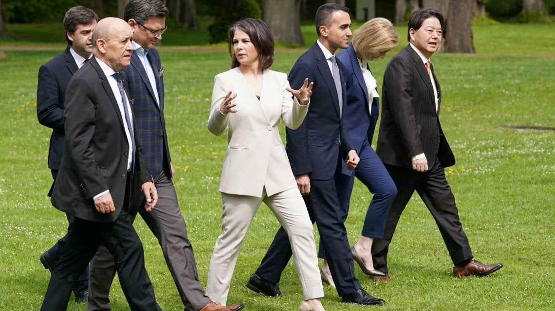 La ministra degli Esteri tedesca Annalena Baerbock coi colleghi al G7
