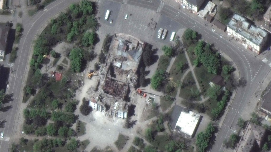 Lo sgombero delle macerie del teatro di Mariupol distrutto dai russi