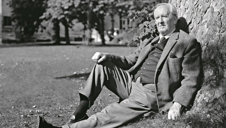 J.J.R. Tolkien in un parco di Oxford nel 1972