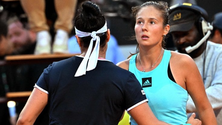 Ons Jabeur (di spalle) con Daria Kasatkina